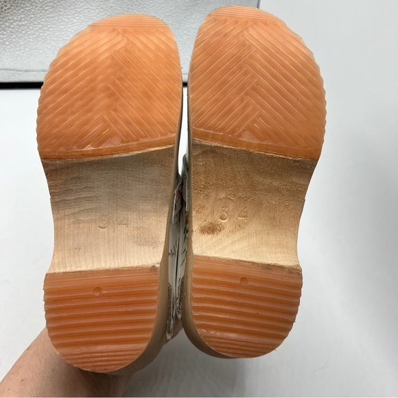 LINNEA Wood Open Back Flower Print Traction Slip-on Round Toe Leather Clogs - Picture 7 of 14